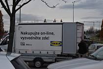Dodávka IKEA staví na parkovišti píseckého Tesca.