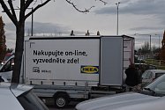 Dodávka IKEA staví na parkovišti píseckého Tesca.