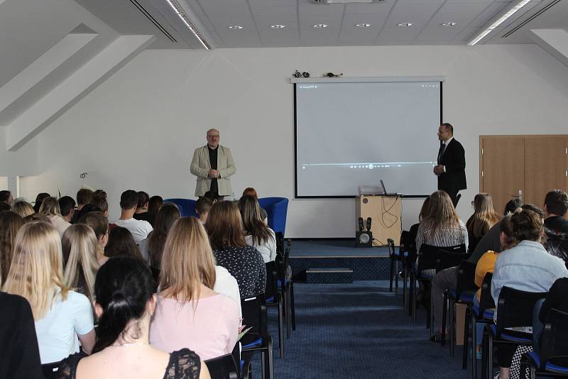 Daniel Herman besedoval se studenty písecké obchodní akademie.