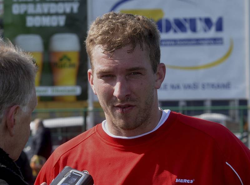 Petr Mikolanda (na snímku v rozhovoru pro Písecký deník) se nesmířil se svými zdravotními problémy, které ho provázely, po transplantaci ledviny se léčil a nyní už opět hraje svůj milovaný fotbal. 