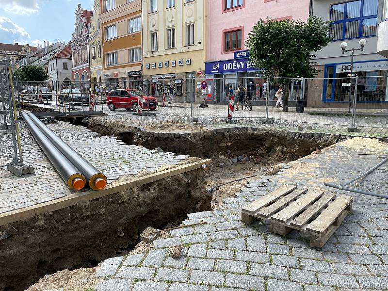 Výkopové práce na Velkém náměstí odhalily dvě historické dlažby, ale i úlomek pravěké mísy.