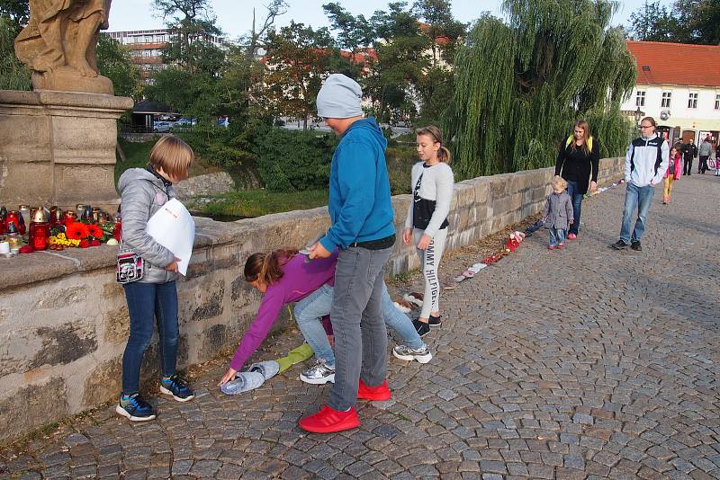 Celostátní akce Papučový den v Písku. Papučový řetěz na Kamenném mostě.