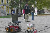 Roboti v parku vzbudili na podzim zájem kolemjdoucích. Roboti tu budou jezdit i tuto sobotu. 