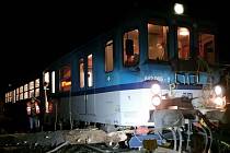 U Oslova na Písecku v pondělí 30. ledna večer osobní vlak narazil do spadlého stromu a částečně vykolejil.