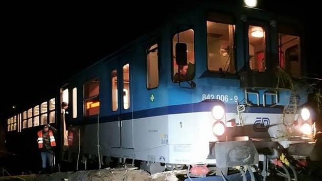 U Oslova na Písecku v pondělí 30. ledna večer osobní vlak narazil do spadlého stromu a částečně vykolejil.