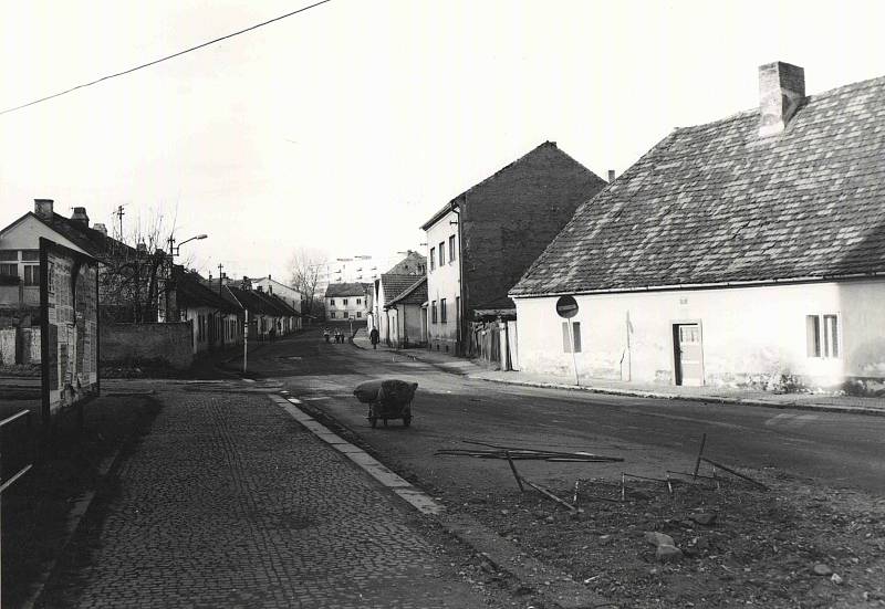 r. 1983 - Třebízského ulice před demoličními pracemi.