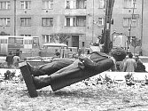Osmého května 1975 byl na nynější Harantově ulici odhalen pomník Klementa Gottwalda. Na počátku roku 1990 byl z podstavce odstraněn. Materiál byl použit na vytvoření památníku lidických dětí.