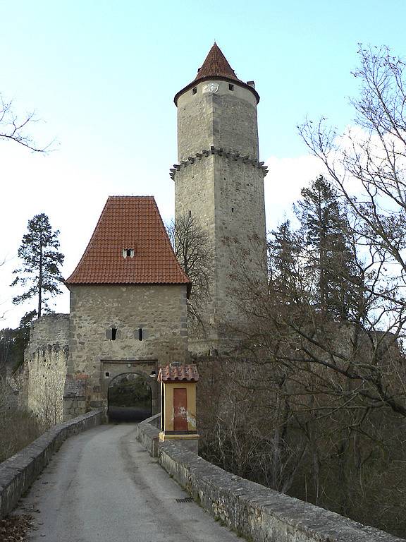 ZVÍKOV. Královský hrad na soutoku Otavy a Vltavy je  velmi oblíbený pro svou atraktivní a nezaměnitelnou polohu nejen mezi turisty, ale i filmaři. Natáčela se zde třeba pohádka Lotrando a Zubejda.  