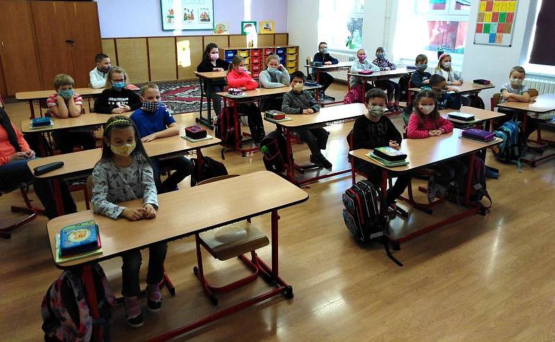 Také děti z 1. a 2. třídy v ZŠ v Mirovicích mohly ve středu 18. listopadu usednout zpět do lavic.
