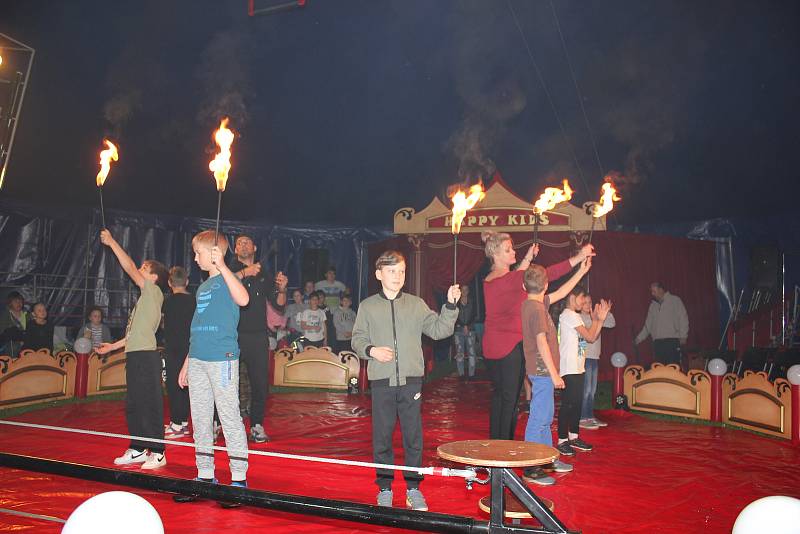 Cirkus Happy kids se školáky v Záhoří.