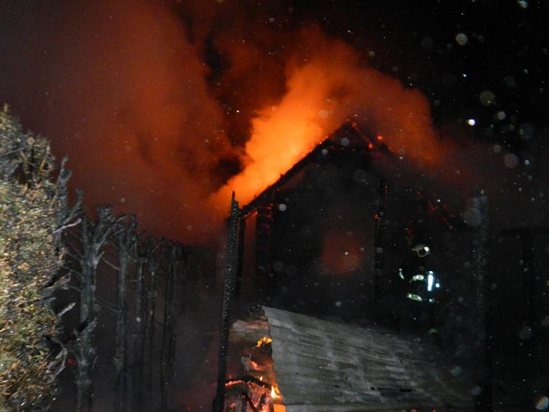 Požár chaty v chatové oblasti Radava v dubnu 2019. 