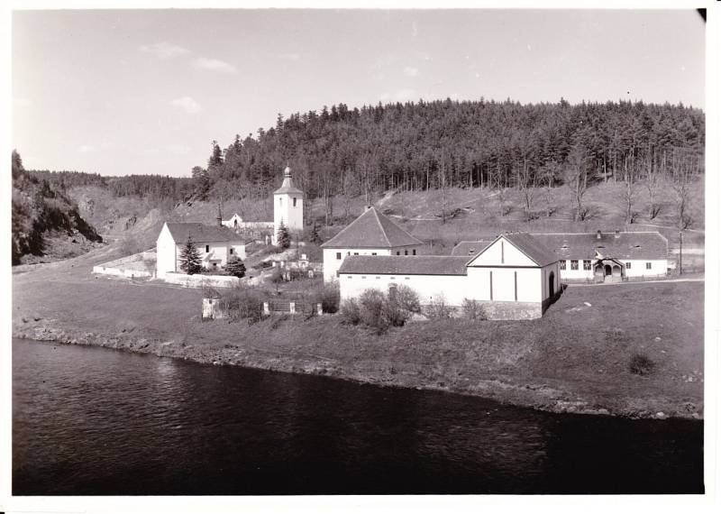 Čeevená nad Vltavou s kostelíkem a hřbitovem.