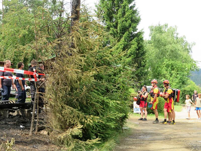 Oheň z pondělí 12. na úterý 13. července předvedl svou ničivou sílu v kempu Radava u Orlické přehrady. Při požáru hasiči vyhlásili 3. stupeň požárního poplachu, zasahovalo 10 cisteren a 4 dopravní automobily.