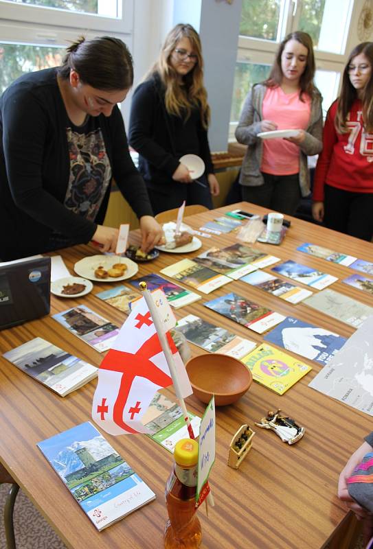 Studenti představovali žákům své země v ZŠ Záhoří.