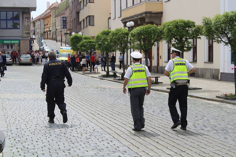 Policisté a hasiči hledají anonymem nahlášenou bombu v budově soudu na píseckém náměstí.