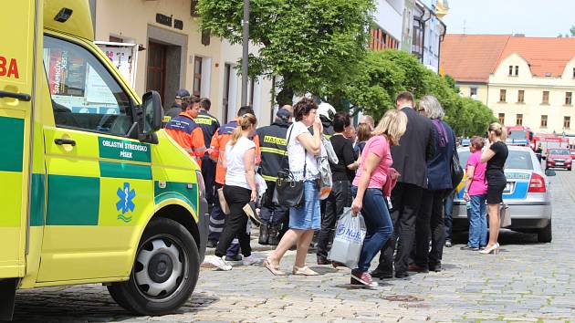 Policisté a hasiči hledají anonymem nahlášenou bombu v budově soudu na píseckém náměstí.