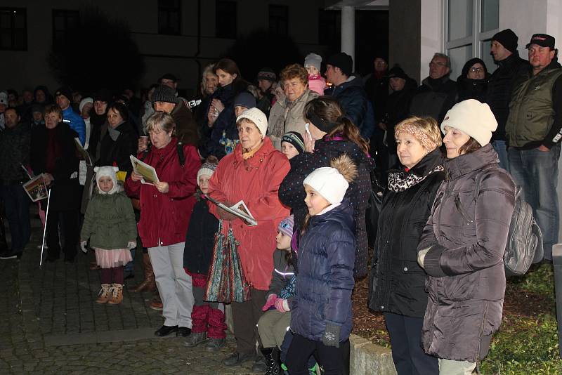 Česko zpívá koledy v Písku na nádvoří Sladovny.