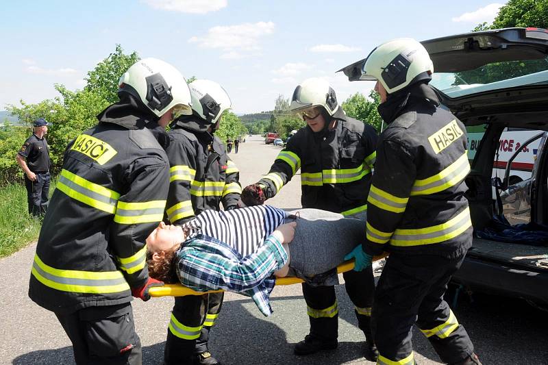 Nehoda autobusu a dvou aut u Drhovle bylo naštěstí jen cvičení záchranných složek.