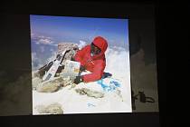 Přednáška horolezců o zdolání Elbrusu a Kilimandžára.
