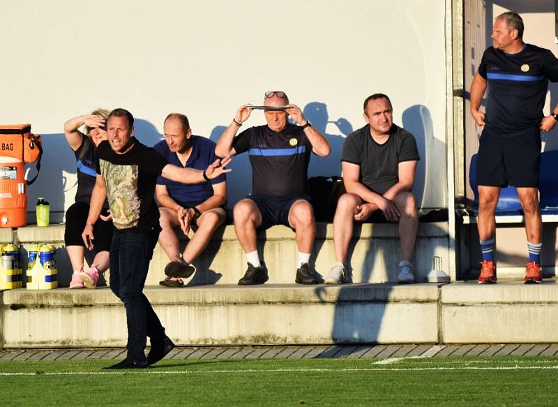 Písečtí fotbalisté si ze Soběslavi odvezli porážku 0:3. Ilustrační foto.