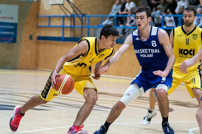 Miroslav Procházka útočí na koš v domácím utkání s Basketbalem Polabí.