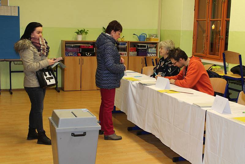 Na ZŠ T. G. Masaryka v Písku jsou tři volební okrsky - 21, 22 a 23.