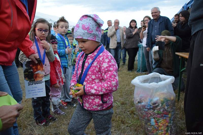 Dětská noční soutěž hasičů o pytel bonbonů.