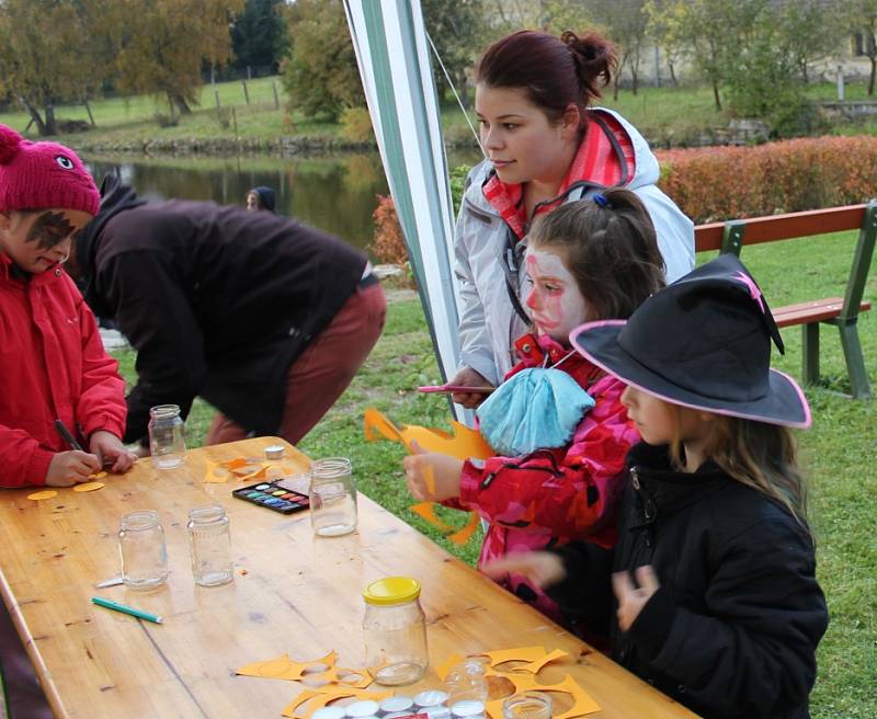 Halloweenské strašení u rybníka na návsi ve Varvažově.