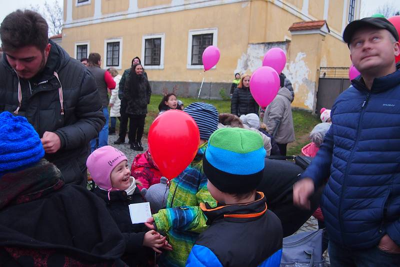 První adventní jarmark v Orlíku nad Vltavou.