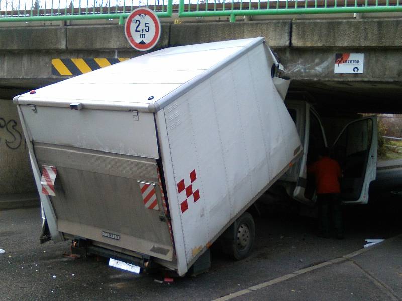 Dopravní nehody pod oběma mosty jsou podle policistů časté.