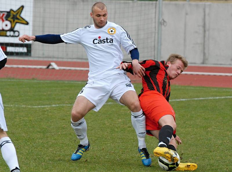 Domácí Tomáš Kohút (vlevo) atakuje hostujícího Švece v zápase krajského fotbalového přeboru,ve kterém Písek B zvítězil nad Lažištěm 3:1.
