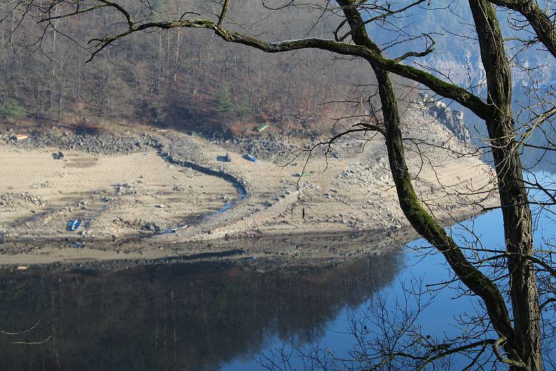 V roce 2020 byla hladina Orlické přehrady tak nízko, že bylo možné pozorovat objekty a pozůstatky z výstavby nádrže, které nikdo nespatřil desítky let.