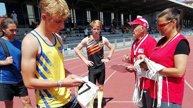 Jan Havlíček při prezenci na 800 m.