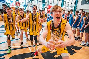 Basketbaloví kadeti Písku jsou novými mistry republiky. Po finále s USK propukla obrovská radost ze zisku vítězného poháru.