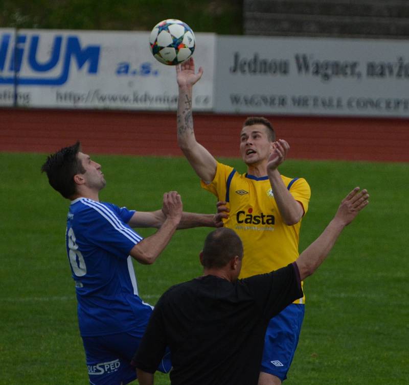 PÍSEK PROHRÁL V DOMAŽLICÍCH 1:2. Lukáš Šlehofer (vpravo) bojuje o míč.