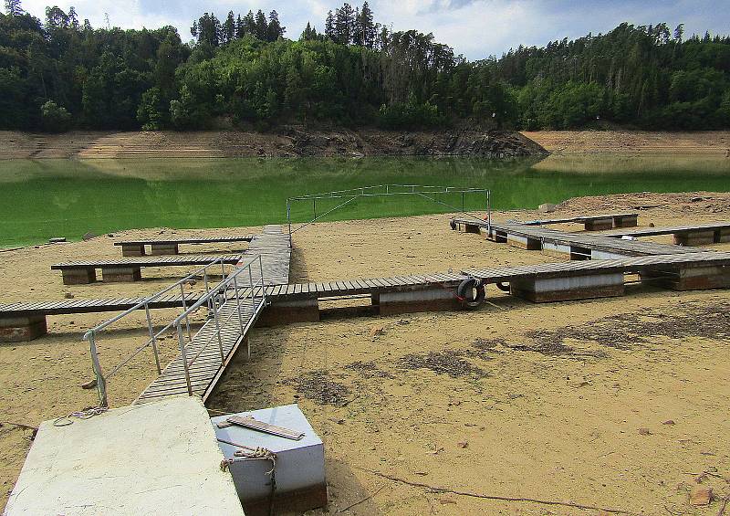 Přehradní nádrž Orlík na Vltavě u Podolského mostu v úterý 30. srpna. Hladina klesla více jak 12 metrů a odhalila řadu skrytých pokladů