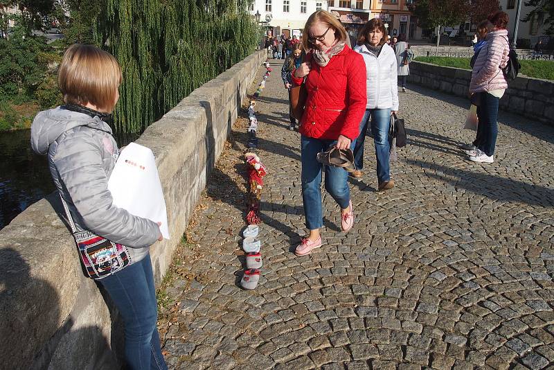 Celostátní akce Papučový den v Písku. Papučový řetěz na Kamenném mostě.