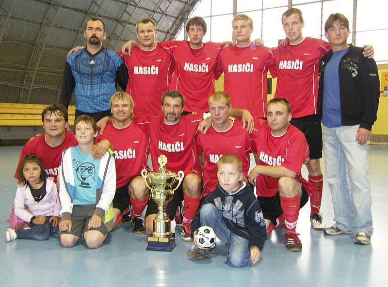 Mužstvo FC Hasiči (na snímku s vítězným pohárem) vyhrálo letošní ročník okresního přeboru ve futsalu-FIFA, když ve dvou finálových zápasech přehrálo tým Wanasta 8:6 a 6:5.