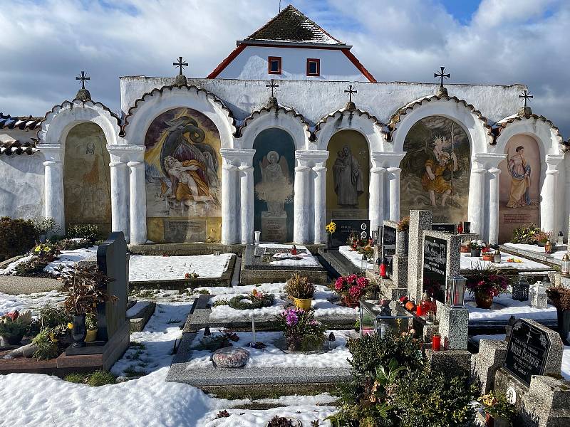 Unikátní kapličkový hřbitov láká do obce turisty.