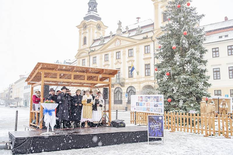 Adventním věncům žehnal písecký farář Witold Piotr Kocon.