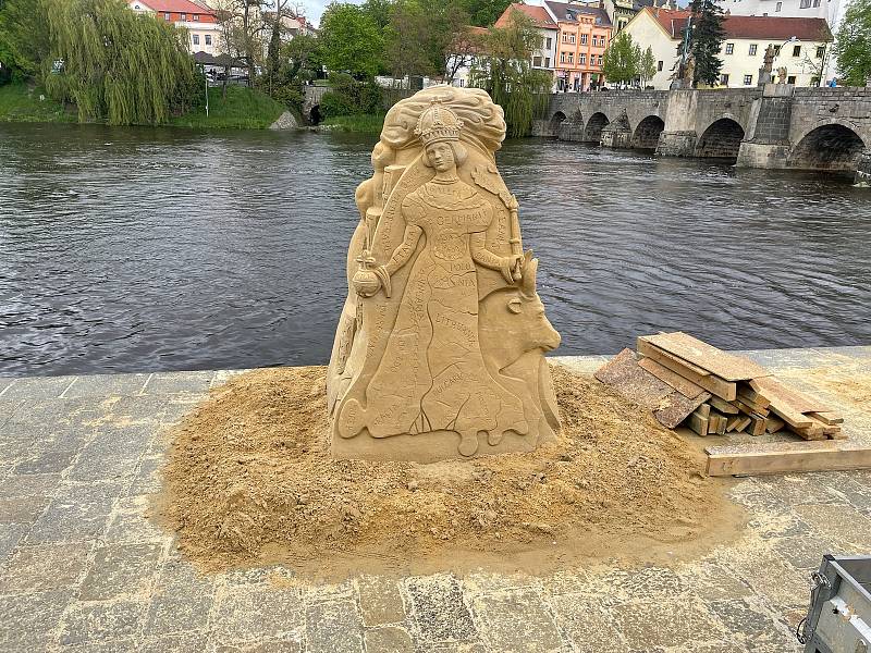 Sochy na náplavce u Kamenného mostu v Písku jsou téměř kompletní.