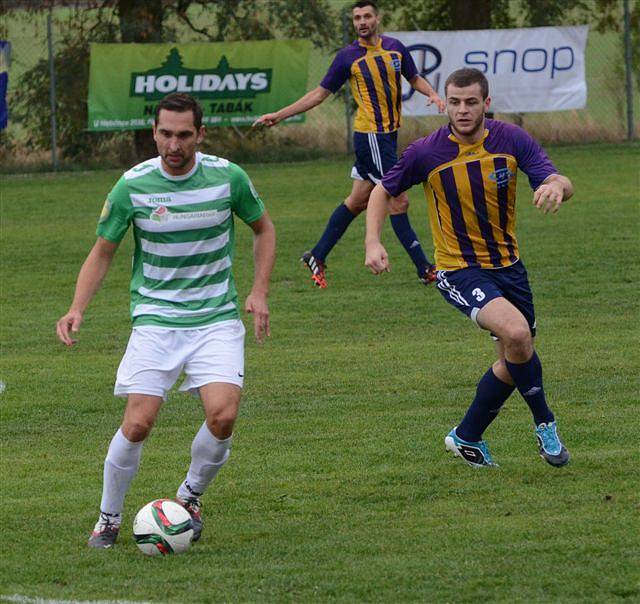 ČÍŽOVÁ PROHRÁLA DOMA S DOUBRAVKOU 0:2. Fotbalisté divizní Čížové (v zeleno-bílém) inkasovali v každém poločase po jedné brance.