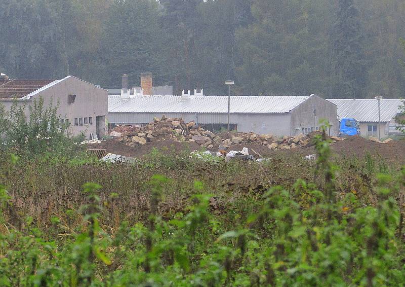 V Letech na Písecku pomalu končí demolice staré velkokapacitní výkrmy vepřů, která zasahovala do místa bývalého romského koncentračního tábora z 2. světové války. V areálu má vyrůst důstojný Památník holokaustu Romů a Sintů v Čechách.