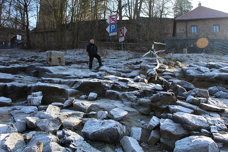 V roce 2020 byla hladina Orlické přehrady tak nízko, že bylo možné pozorovat objekty a pozůstatky z výstavby nádrže, které nikdo nespatřil desítky let.