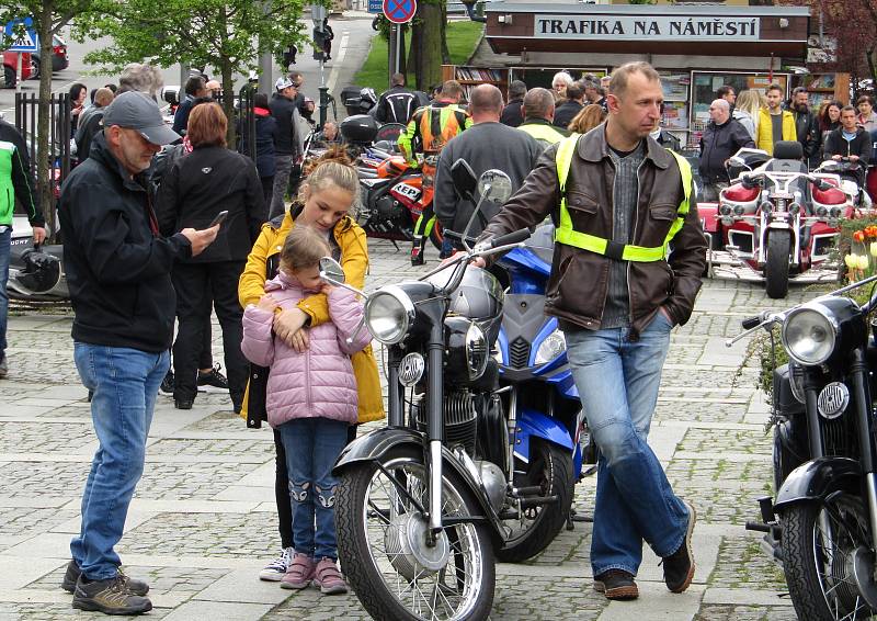 V pořadí 13. ročník Setkání motorkářů v Milevsku se uskutečnil v sobotu 7. května. Nechyběla tradiční modlitba v Kostele sv. Bartoloměje a žehnání mašinám na náměstí E. Beneše i společná vyjížďka na Zvíkov.