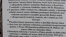 Historii pracovního a později sběrného tábora v Letech přibližuje panel nedaleko pietního místa.