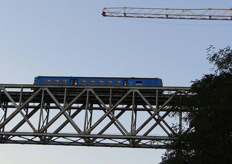 U Červené nad Vltavou na trati z Tábora do Písku pokračuje příprava na výstavbu mostu přes Orlickou přehradu.