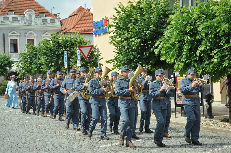 Dotkni se Písku - vojenské ležení v parku.