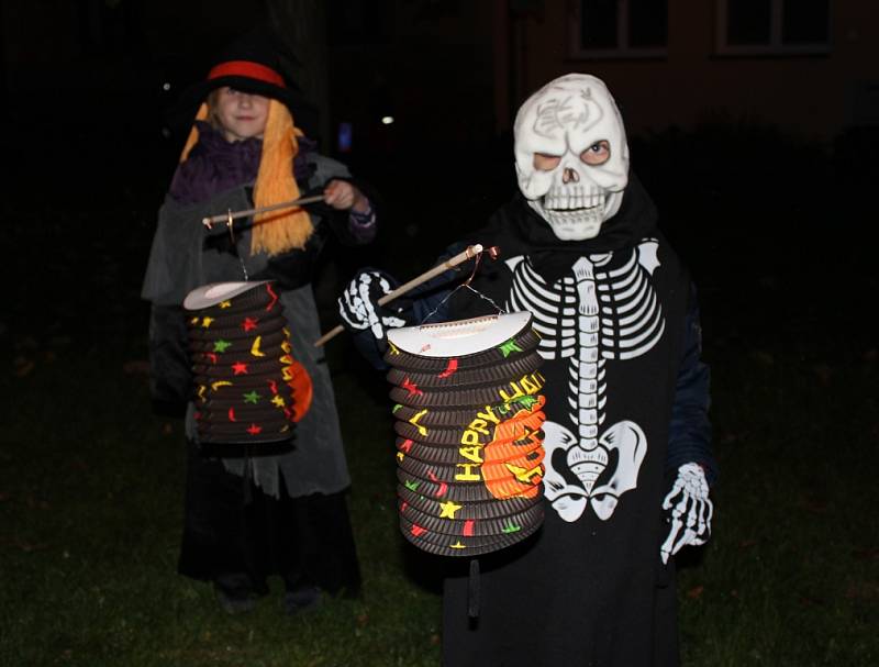 Halloweenský lampionový průvod v Miroticích.