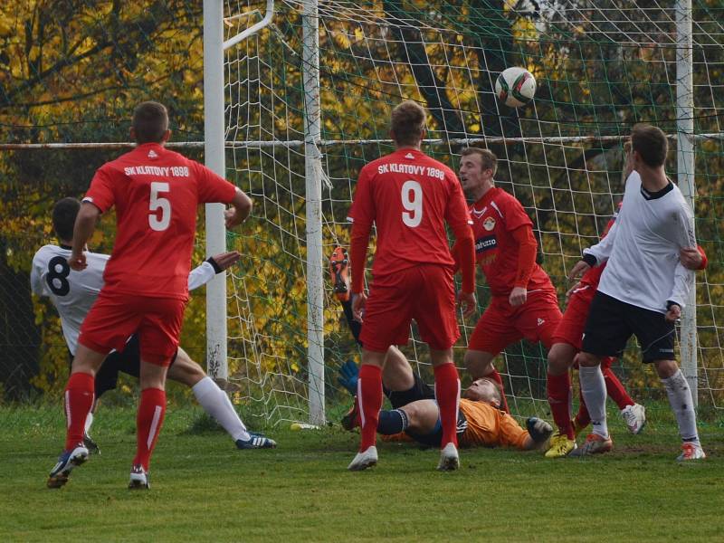 ČÍŽOVÁ PORAZILA KLATOVY. Fotbalisté Čížové (v bílých dresech) v domácí předehrávce divize porazili Klatovy 2:1. První branku vítězů vstřelil Michal Polodna, na snímku s číslem 8.